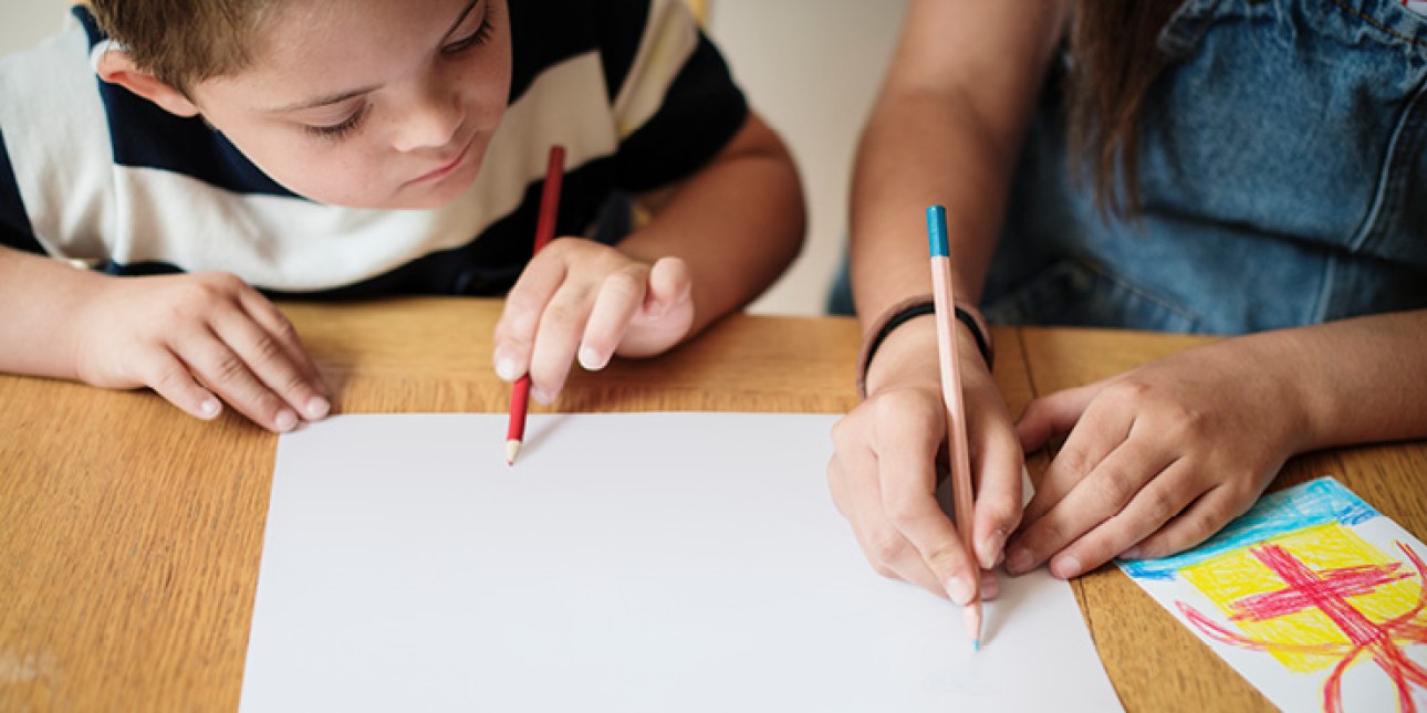 Lapsi katsoo kun aikuinen piirtää tyhjälle paperille. Kuvituskuva.
