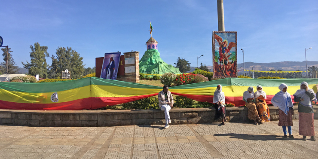 Etiopian värein koristeltu aukio, jolla kokoontuu muutamia ihmisiä 