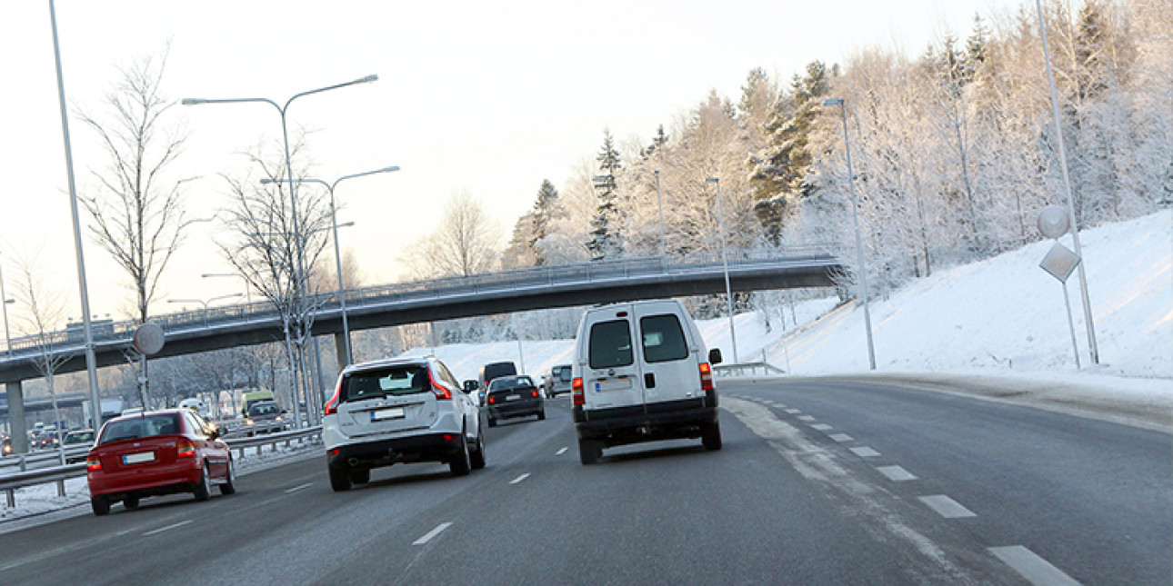 Autoja monikaistaisella tiellä