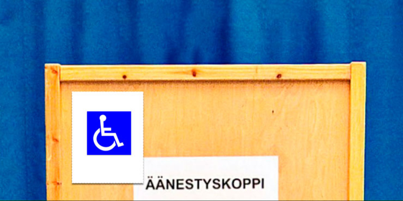 Äänestyskoppi, jossa on pyörätuolitunnus