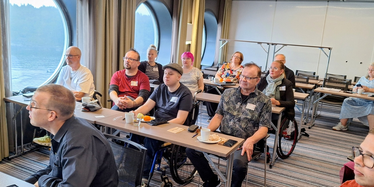 Yrittäjäristeilyn osallistujat luennolla