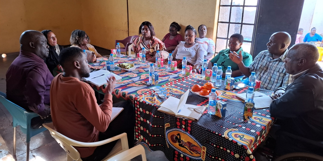 Etiopialaisen ja sambialaisen järjestön edustajia kokouksessa