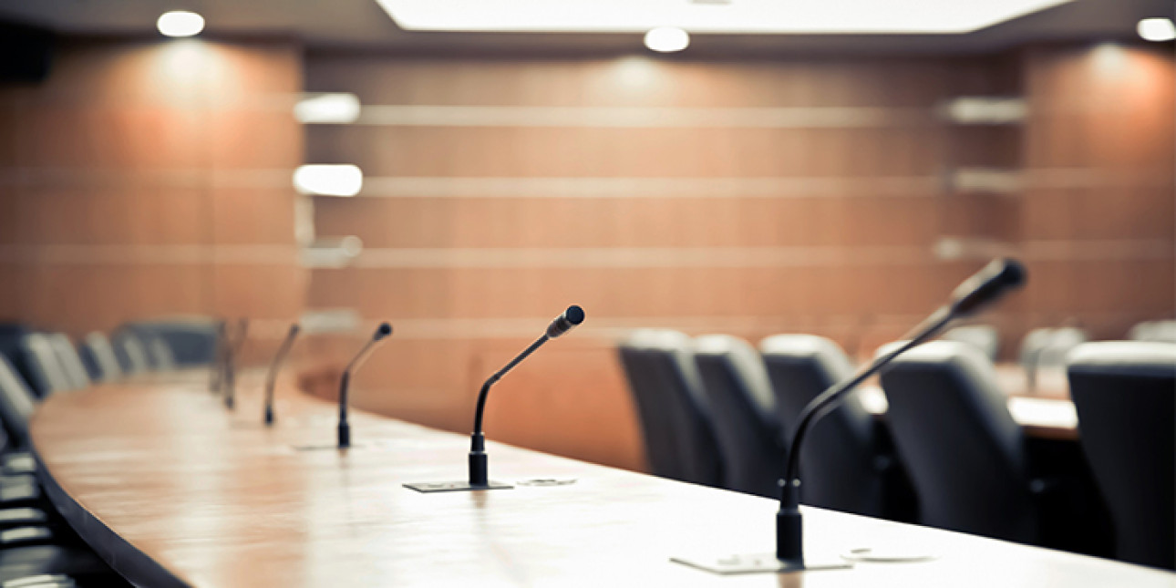 Kuvassa neuvottelupöytä