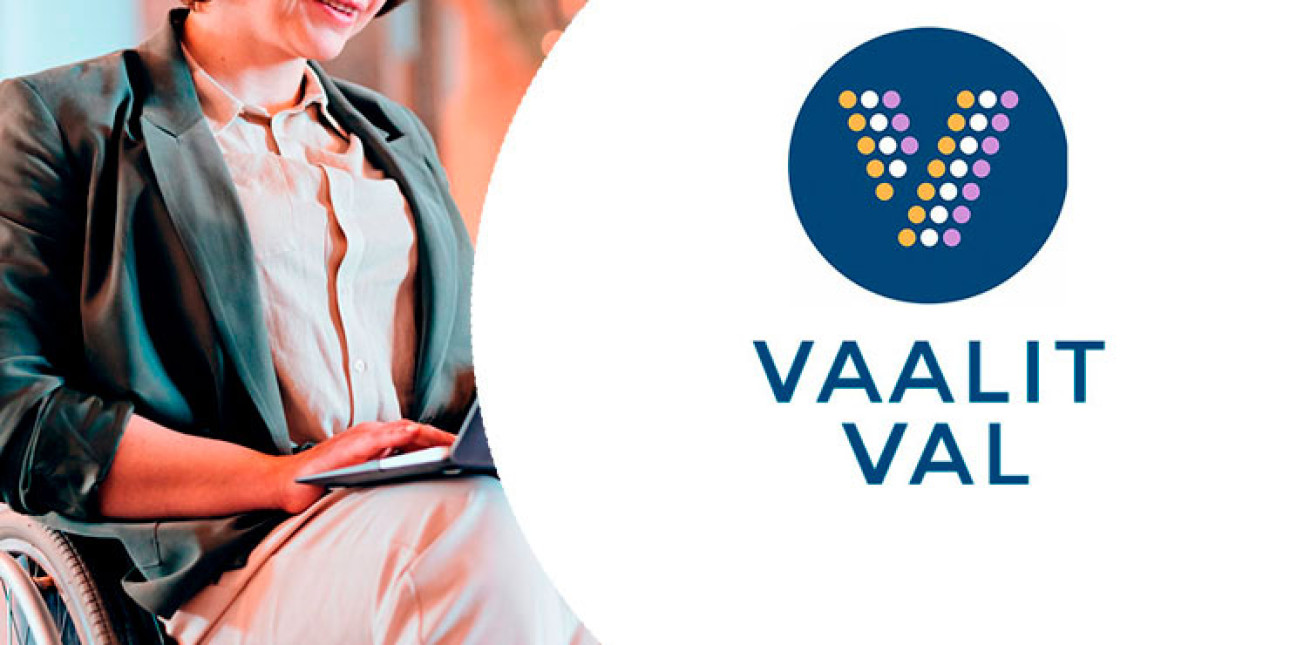 Vaalitunnus ja pyörätuolissa istuva henkilö