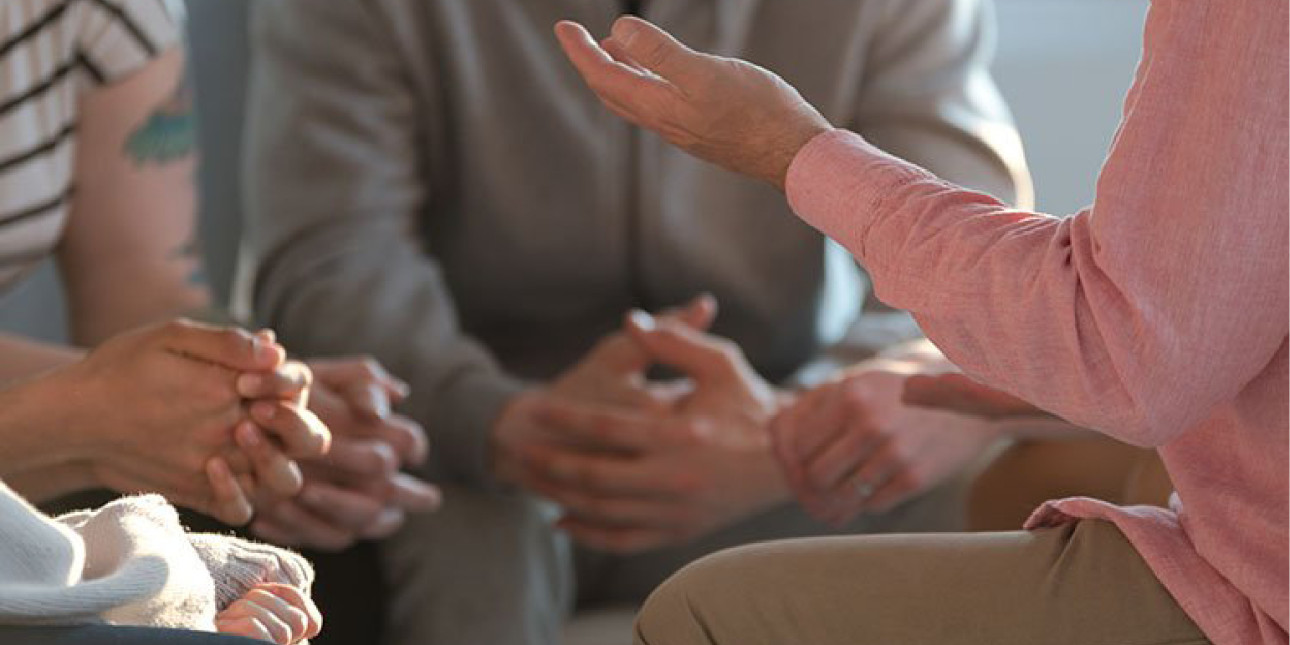 Ihmisiä saman pöydän ääressä