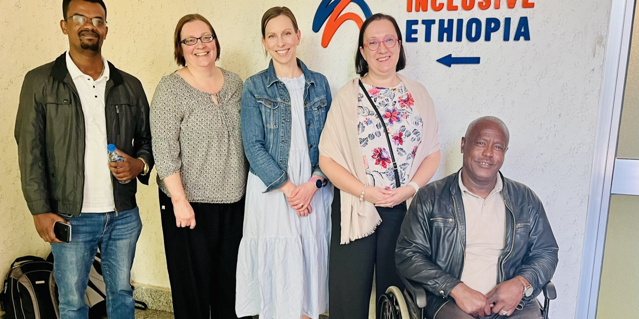 Invalidiliiton delegaatio ja IE:n henkilöstöä toimistolla