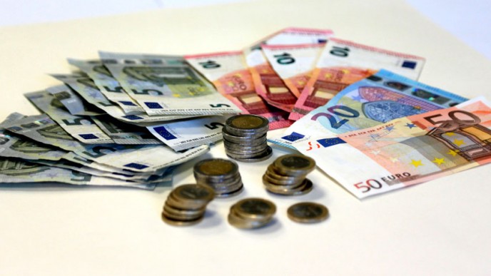 Euron seteleitä ja kolikkoja. Kuvituskuva.