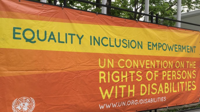 kuva banderollista New Yorkin YK:n vammaissopimuksen osapuolikokouksesta