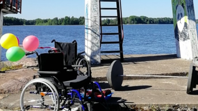 Kuva jossa kaksi pyörätuolia uimahyppytornin vieressä
