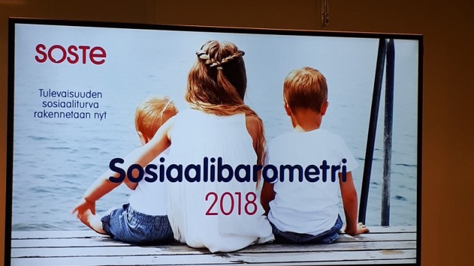 Teksti SOSTE. Tulevaisuuden sosiaaliturva rakennetaan nyt. Sosiaalibarometri 2018. Kuvassa kolme lasta laiturilla valkoisissa paidoissa selkäpäin.