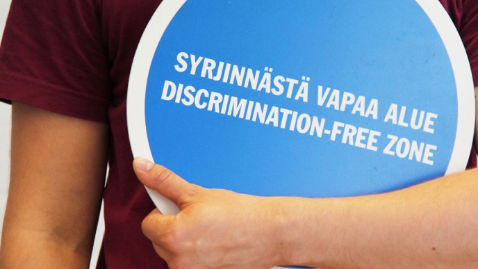 Kuvassa syrjinnästä vapaa alue kyltti