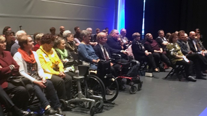 Turun paneelikeskustelun yleisöä kuvattuna sivusta päin.