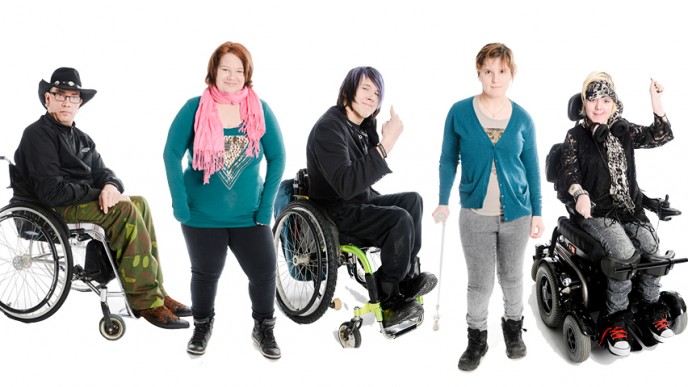 Vammaisia nuoria rivissä, pyörätuolissa, kävelykepin kanssa ja ilma apuvälineitä.