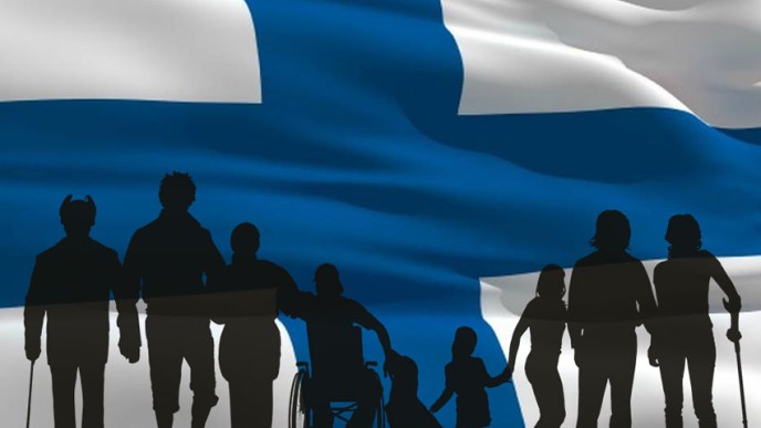 Kuvassa erilaisia fyysisesti vammaisia ihmisiä ja taustalla Suomen lippu.
