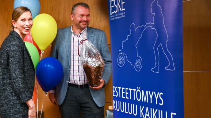 Esteettömyyskeskuksen asiantuntijat juhlivat ilmapallojen keskellä.