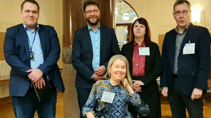 Ryhmäkuvassa eduskunnassa ministeri Harakan erityisavustaja Ilkka Hamunen, ministeri Harakka, Vammaisfoorumin puheenjohtaja Sari Kokko, Näkövammaisten liiton järjestöpäällikkö Markku Möttönen. Edessä Invalidiliiton lakimies Elina Nieminen.