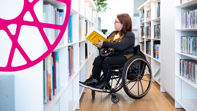 pyörätuolissa oleva nainen kirjastossa