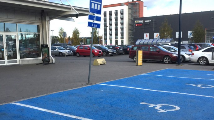 Esteetön autopaikka. Kuvituskuva.