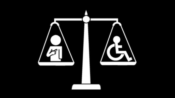 Vaaka jossa toisessa kupissa pyörätuoli-symboli ja toisessa ei-vammainen. Kuvituskuva.