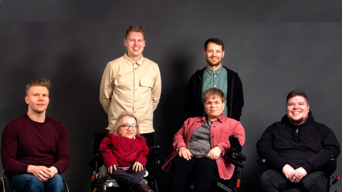 Esteetön Suomi -palkinnon voittaneen Riesa Consultative Oy:n henkilöstö.