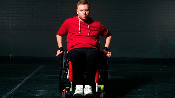 Henri Ihander istuu pyörätuolissa.
