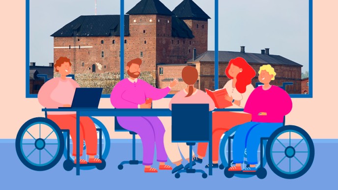 Vammaisia piirroshenkilöitä kokouspöydän ääressä. Ikkunasta näkyy Hämeenlinna.