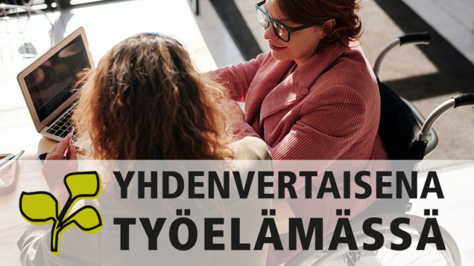 Etualalla teksti YHDENVERTAISENA TYÖELÄMÄSSÄ ja piirrettty lehti. Taustalla pyörätuolissa istuva nainen läppärin edessä toisen naisen kanssa. Kuvituskuva.