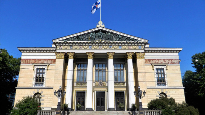 Helsingissä sijaitseva Säätytalo edestä kuvattuna