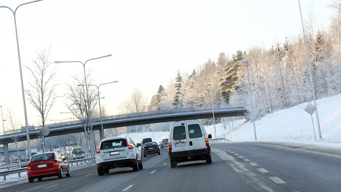 Autoja monikaistaisella tiellä