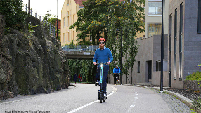 Miesoletettu ajaa sähköpotkulaudalla kevyen liikenteen väylällä