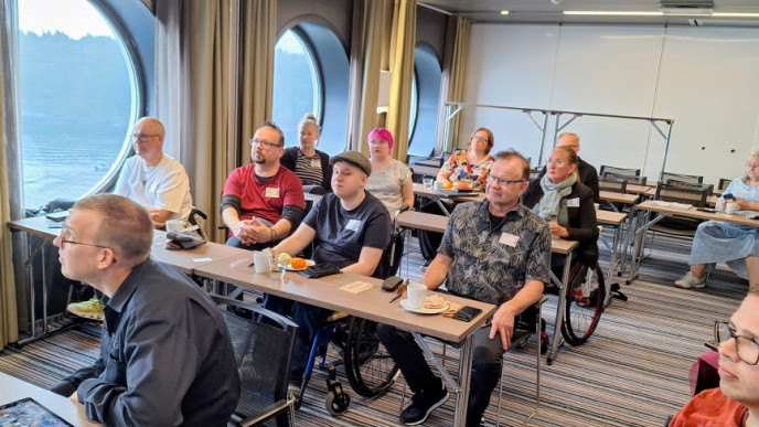 Yrittäjäristeilyn osallistujat luennolla