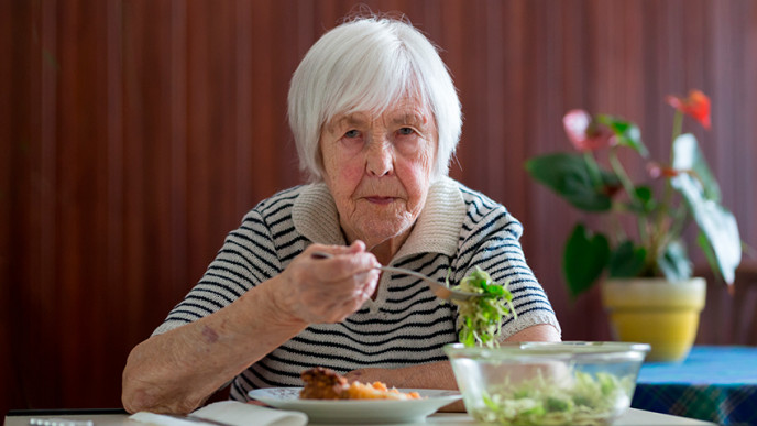 Vanhempi nainen syö jouluruokaa