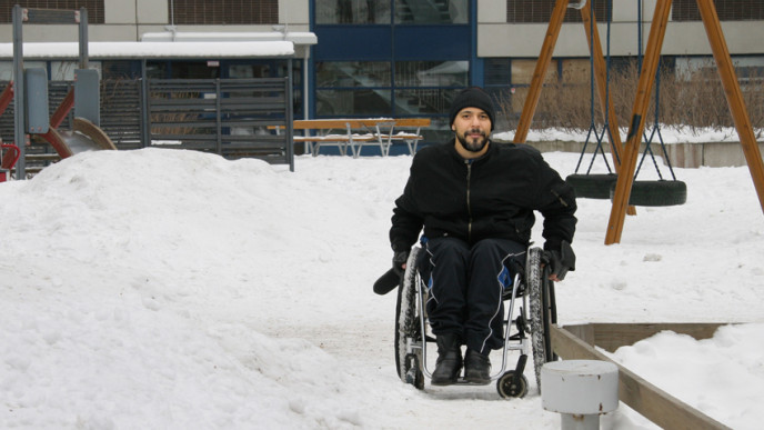 Kuvassa kapea kulkuväylä