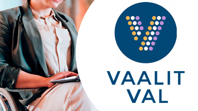 Vaalitunnus ja pyörätuolissa istuva henkilö