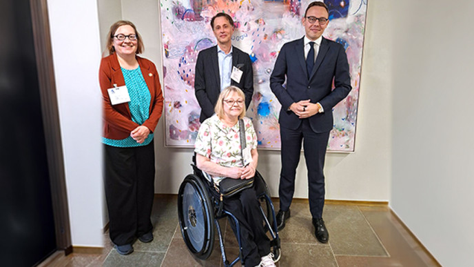 Anne Mäki, Janne Juvakka ja Pirkko Kuusela tapaamassa työministeri Marttista