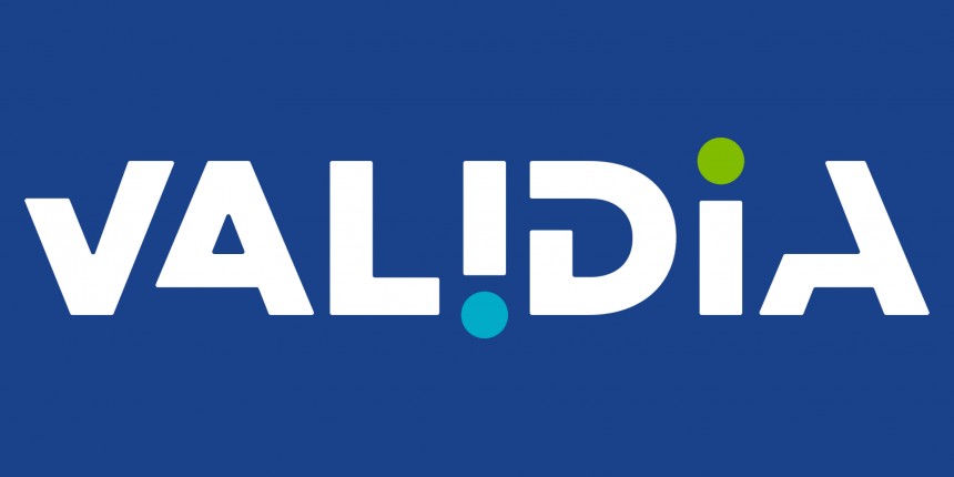 Validia-logo violetinvärisellä taustalla, teksti valkoisena, i-pisteet sinisellä ja vihreällä, yksi i-piste kirjaimen alla, ei päällä.