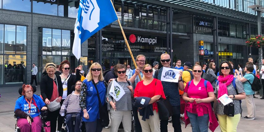 Henkilökohtaisen avun paraatissa 12.6.2019 Invalidiliiton osallistujat